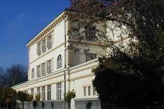 Ředitel gymnázia v Lovosicích rezignoval. Měl se nevhodně chovat k žákům - Novinky